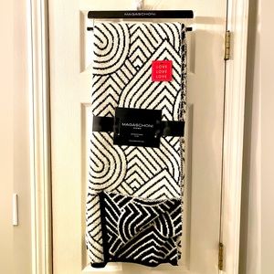 Magaschoni Home •  🖤 Black & White Heart • Reversible Throw • 50 x 60” • NWT